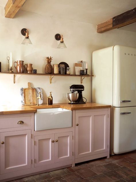 Pink Wood Kitchen, Pink Country Kitchen, Pink And Wood Kitchen, Blush Pink Kitchen Cabinets, Dusty Pink Kitchen, Pink Kitchen Cabinets, Pink Kitchen Designs, Redesign Furniture, Pink Cabinets