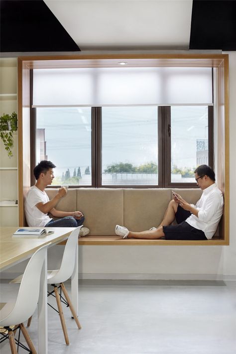 Modern Window Seat Idea - Add a suspended wood surround to standard windows to create an activated space Contemporary Window Coverings, Modern Window Seat, Window Seat Design, Modern Window Treatments, Contemporary Windows, Casa Clean, Modern Windows, Bedroom Windows, Window Design