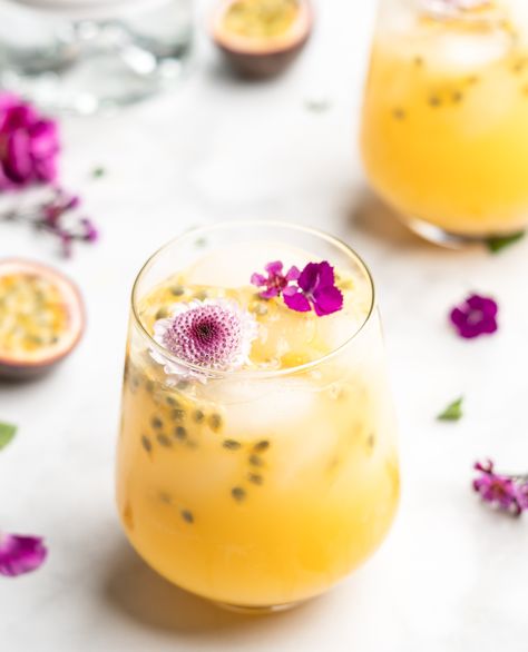 This gorgeous cocktail just screams summer, with the tropical passion fruit, bubbly club soda, and flavorful gin. Blueberry Gin, Gin Fizz Cocktail, Cocktail Inspiration, Cocktail Food, Fizz Cocktail, Cocktail Fruit, Drink Party, Passion Fruit Juice, Tea Food