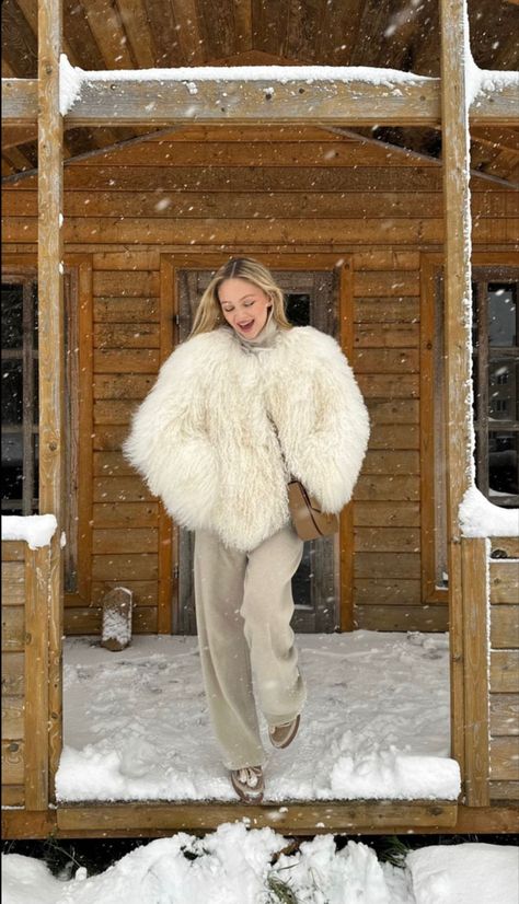 Ski Chic, Airport Outfit Winter, Fur Jacket Outfit, Cute Airport Outfit, Mountain Fashion, White Fur Jacket, Aspen Ski, Apres Ski Outfits, Ski Outfits