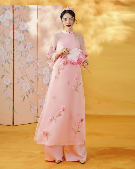 Modern Ao Dai, Ao Dai Vietnam, Shirt And Pants, Dress Clothes For Women, Traditional Dresses, In 3d, Fashion Pants, For Girls, Vietnam