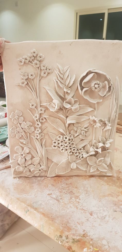 Ceramic Relief Wall Art, Das Modeling Clay Ideas, Tile Relief Ceramics, Ceramic Relief Art, Ceramic Wall Art Sculpture Clay Tiles, Flower Relief Sculpture, Air Dry Clay Wall Art Diy, Ceramic Flower Wall Art, Modeling Clay Wall Art