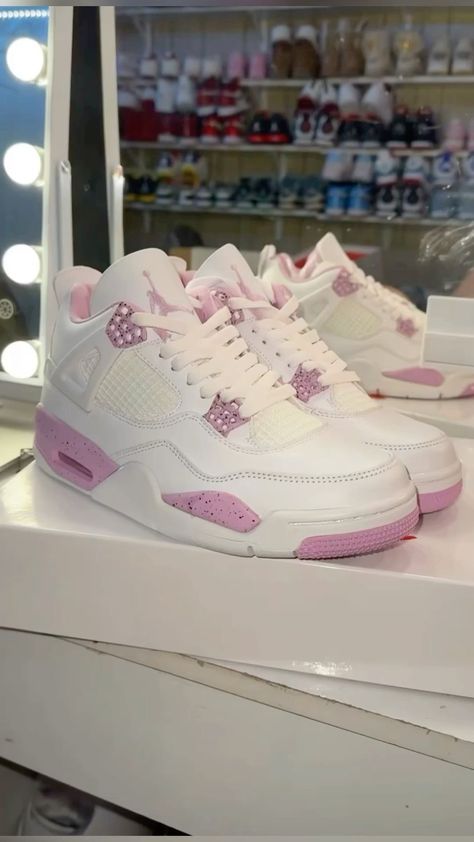 Pink Jordans, Pretty Sneakers, Dr Shoes, Nike Shoes Girls, Basket Style, Nike Fashion Shoes, Preppy Shoes, Pretty Shoes Sneakers, Jordan Shoes Retro