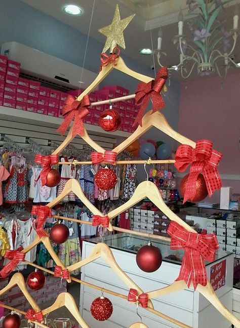 Christmas Diy Retail Display, Retail Display Ideas, Christmas Store Displays, Christmas Shop Displays, Diy Christmas Window, Decor Natal, Christmas Shop Window, Holiday Window Display, Window Display Retail