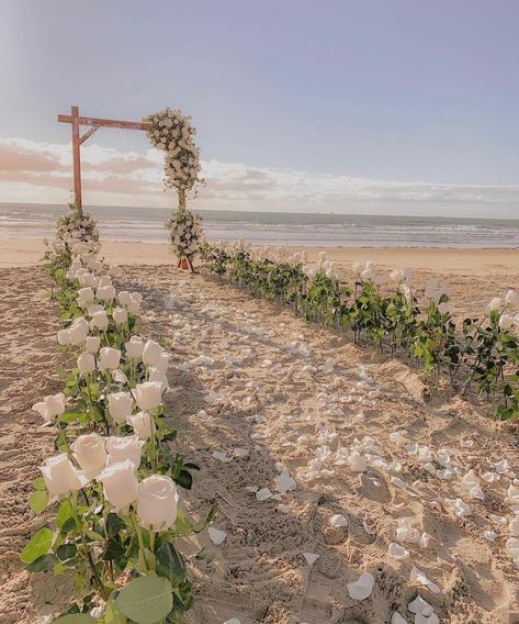 Beach Farm Wedding, Wedding Alter Beach, Wedding Proposals On The Beach, Beach Proposal Decorations, Aesthetic Wedding Beach, Goa Beach Wedding, Small Beach Picnic, Wedding Venues Outdoor Beach, Wedding Arch On Beach