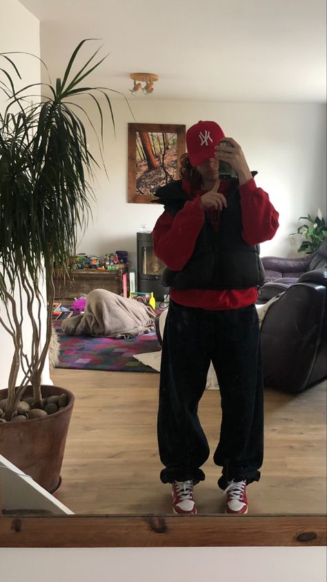 Nyc Hoodie Outfit, Beanie Outfit Comfy, Outfits With Red Hats Baseball, Red Fits Streetwear, Outfit With Red Jordans, Outfits With Red Zip Up Hoodie, Red Fitted Hat Outfit, Red Hat Outfit Baseball, Streetwear Fashion With Hat