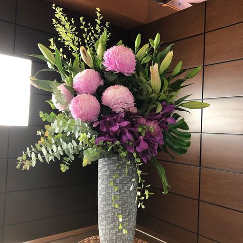 Pure Flowers | Sydney Florist on Instagram: “It’s a PINK corporate week - I am delivering our weekly corporate flowers now. Do you need blooms to brighten your office? Get in touch on…” Corporate Flower Arrangements Modern, Large Vases Decor, Tall Flower Arrangements, Desk Flowers, Hydrangea Flower Arrangements, Instagram Office, Office Flowers, Tropical Florals, Flowers For Mom