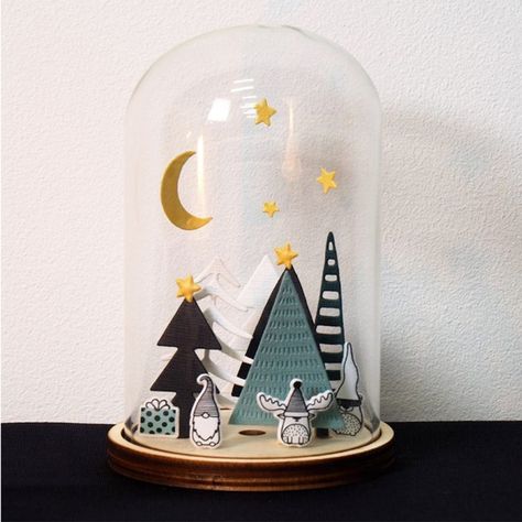 Réalisez un petit univers magique en papier sous une cloche en verre pour une déco de Noël de Noël tendance et discrète. Les cloches en verre permettent de laissez libre cours à votre imagination et de composer des petits mondes avec très peu de matériel. Plus de 2500 Tutos et DIY sur Creavea.com - Leader Français du loisir créatif ! Diy Cloche, Paper Weights Diy, Matchbox Crafts, Teacup Crafts, Diy Crafts Love, Noel Diy, Christmas Cup, Glass Dome, Cute Crafts