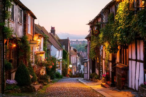 Rye, East Sussex, England - Many visitors to Great Britain find themselves landing in London, there's plenty more to explore beyond the big city | archdigest.com Rye Sussex, Appliqué Patterns, Magic Places, Sussex England, Beautiful Streets, Doll Quilt, Beaux Villages, A4 Poster, Seaside Towns