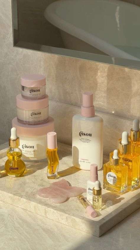 5,328 likes, 143 comments – Gisou (@gisou) on Instagram: "What every morning should smell like: sweet notes of honey, spring florals, apricot & mandarin. 🍯…" Bathroom Aesthetic Gisou, Gisou Office, Smelling Good Aesthetic, Aesthetic Gisou, Gisou Aesthetic, Packaging Aesthetic, Minimalist Brand, Skin Care Business, Bedroom Aesthetics