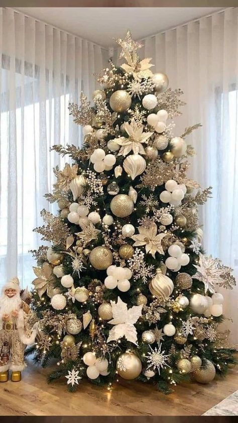 15 Easy DIY Ways To Decorate Your Home For Christmas - Twins Dish Elegant Christmas Tree Decorations, Christmas Tree Inspo, Gold Christmas Tree Decorations, Pretty Christmas Decorations, Christmas Tree Decorating Themes, Minimalist Christmas Tree, Elegant Christmas Trees, Creative Christmas Trees, Silver Christmas Tree