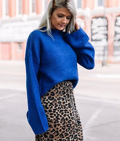 Winter Blue Outfits Women, Royal Blue Sweater Outfit Winter, Bright Blue Sweater Outfit, Cobalt Blue Sweater Outfit, Blue Knit Sweater Outfit, Blue Jumper Outfit, Sweater Azul, Cobalt Blue Outfit, Cobalt Blue Sweater