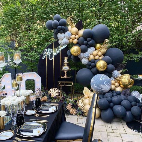 The B Collective on Instagram: “Have you ever seen black and gold done wrong? Yeah me either. Repost from @balloonsbydina • ▪️Celebrating 40 in Style ▪️. Beautiful…” Black Gold Balloon Garland, Gold Balloon Garland, Marble Balloons, Black And Gold Balloons, Birthday Party Theme Decorations, Garland Arch, Birthday Balloon Decorations, Black Balloons, White Balloons