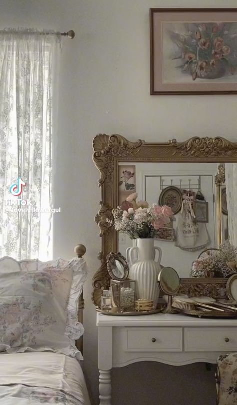 Old Vintage Room Ideas, Room Ideas Old Fashion, Vintage French Room Aesthetic, Boho Coquette Room, Vintage Closet Aesthetic, Vintage Girly Bedroom, Pink Vintage Room Aesthetic, Simple Elegant Bedroom Ideas, Coquette Vintage Room