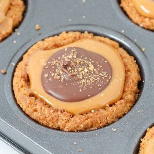 Our classic 3 ingredient Chocolate & Caramel Butternut Snap Tartlets take just 10 minutes to make and taste AMAZING! Finger Dessert, Caramel Tartlets, Australian Cookies, Chocolate Caramel Tart, Caramel Dessert Recipes, Caramel Treats, Pie Maker, Caramel Tart, Caramel Desserts