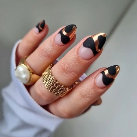 Simple Accent Nails, Untraditional Christmas Nails, Nails For Graduation, Graduation Nails Ideas, Graduation Nails, Gold Nail, Simple Nail Art Designs, Prom Nails, Dream Nails