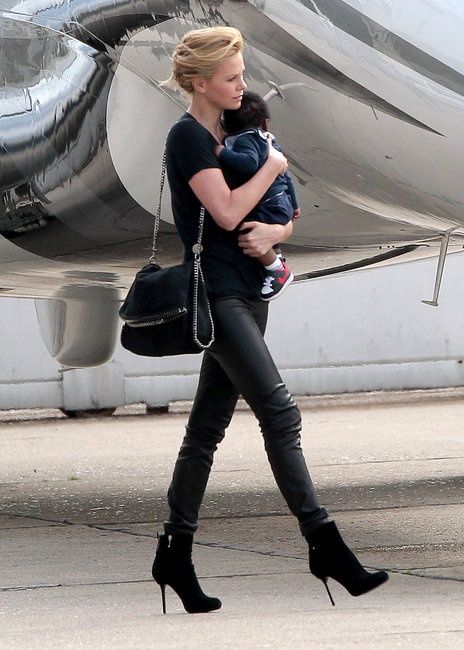 Charlize Theron with our #Falabella Fold-Over Tote. Charlize Theron Style, Stella Bag, Stella Mccartney Falabella, Bag Outfit, Stella Mccartney Bag, Charlize Theron, Style Crush, Casual Street Style, Women's Style