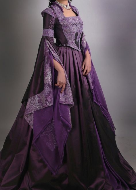 Irish Traveler Wedding Dress, Historical Royal Dresses, Medieval Dress Princess Royals, Medieval Gowns Royals, Medieval Dress Queen, Queen Dress Royal Medieval, Purple Medieval Dress, Fantasy Medieval Dress, Royal Dresses Queens Fantasy