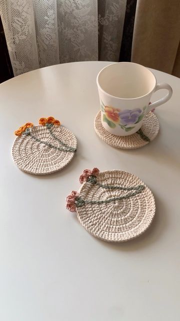 Crochet Cup Coaster, Coaster Projects, Coasters Crochet, Coaster Crochet, Crochet Hot Pads, Flowers Pastel, Artwork Decor, Crochet Leaf Patterns, Crochet Hair Clips