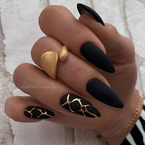 Black And Gold Nail Designs, Classy Black Nails, Black Almond Nails, Gold Nail Designs, Gold Nail Art, Hot Hands, Nails Gold, Gold Nail, Glamorous Nails