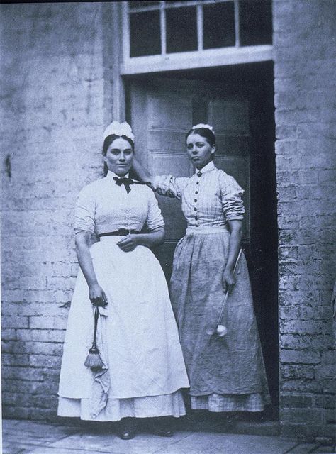 early 1870s. This is an interesting view of 2 domestic workers. They usually did not have their photo taken. 1870s Fashion, Victorian Life, Victorian London, Victorian Photos, Old London, Photo Vintage, British History, Photo Postcards, Vintage Pictures