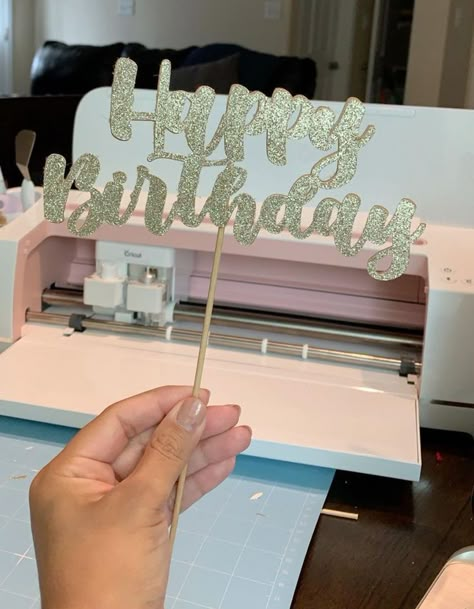 Simple Cricut Projects, Cake Toppers With Cricut, Diy Cake Topper Birthday, Vinyle Cricut, Cricut Cake, Cricut Birthday, Cricut Business, Cake Topper Tutorial, Cricut Wedding