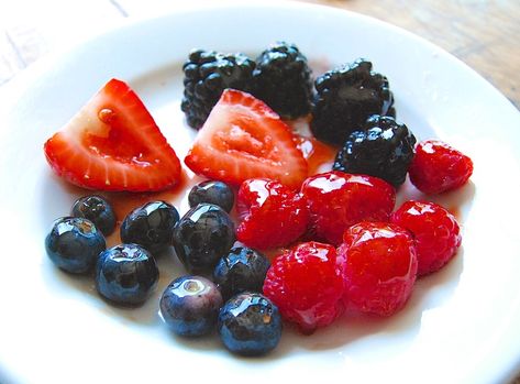 How to glaze berries via @kingarthurflour Fruit Tart Glaze, Fruit Topped Cake, Plain Sugar Cookies, Clear Fruit, Glaze For Cake, Fruit Tarts, Strawberry Glaze, Lemon Squares, Fruit Toppings