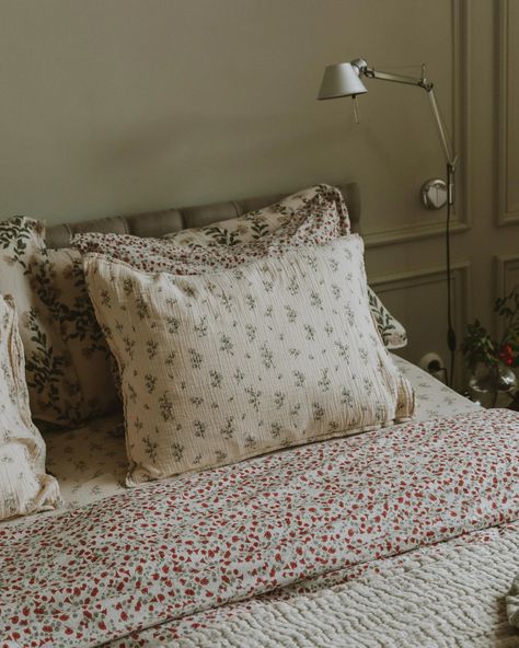 Bluebell Muslin pillowcase from Garbo&Friends - NordicNest.com Cottage Bedding Aesthetic, How To Layer Bedding, Basement Aesthetic, 1910 Farmhouse, Garbo And Friends, Cottage Core Bedroom, Bedding Aesthetic, Future Bedroom Ideas, Home Bedroom Design