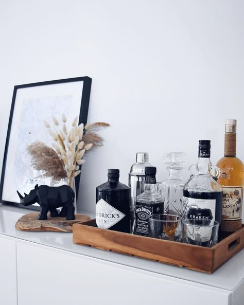 Mini Bar Salon, Bar Tray Ideas, Mini Bar Ideas For Home, Small Bar Ideas For Home, Bar Tray Styling, Mini Bar Ideas Small Spaces, Living Room Bar Ideas, Small Bar Ideas, Small Home Bar