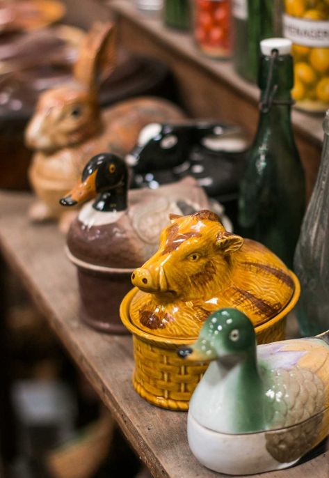 France Food, French Flea Market, Kitchen Objects, Paris Flea Markets, Kitchenware Shop, Festive Dinner, Vintage Restaurant, Antique Fairs, Party Platters