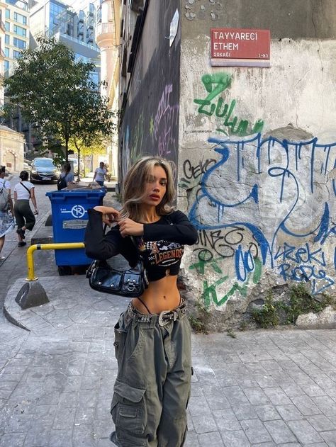 Chica Hip Hop, Pakaian Hipster, Chique Outfits, Tomboy Outfits, Looks Street Style, Streetwear Fashion Women, Swaggy Outfits, Mode Inspo, Fashion Streetwear