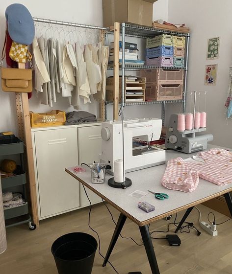 Fashion Studio Organization, Fashion Studio At Home, Sewing Room Astethic, Small Fashion Design Studio, Home Office Fashion Designer, Fashion Home Studio, Clothing Studio Workspace, Craft Shop Aesthetic, Small Fashion Studio Interior