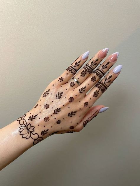 Simple Henna Designs Hand, Short Mehndi Design, Inai Pengantin, Front Mehndi Design, Tattoo Designs Hand, Simple Mehendi Designs, Henna Designs Wrist, Mehndi Designs Fingers, Simple Henna Designs