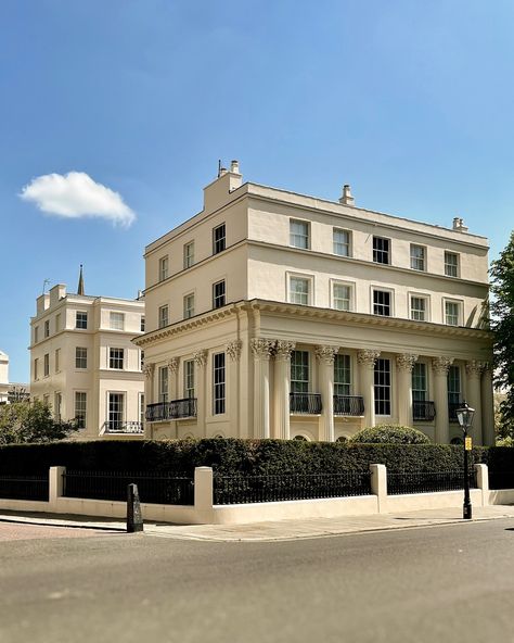 The magnificent architecture of Regent’s Park, architects John Nash and Decimus Burton. The Regency period in British architecture, roughly spanning from 1811 to 1820 during the regency of George IV, is characterized by a distinctive style that blends elegance, classical elements, and a sense of grandeur. - #regencyarchitecture #victorianarchitecture #england #britishhouse #englishstyle #englisharchitecture #perfectenglishhome #homesofinstagram #visitengland #housesofldn #historicpreservat... Townhouse Mansion, Neotraditional Architecture, Magnificent Architecture, Regency Architecture, Regency London, New Classical Architecture, British Houses, City Houses, Neoclassical House