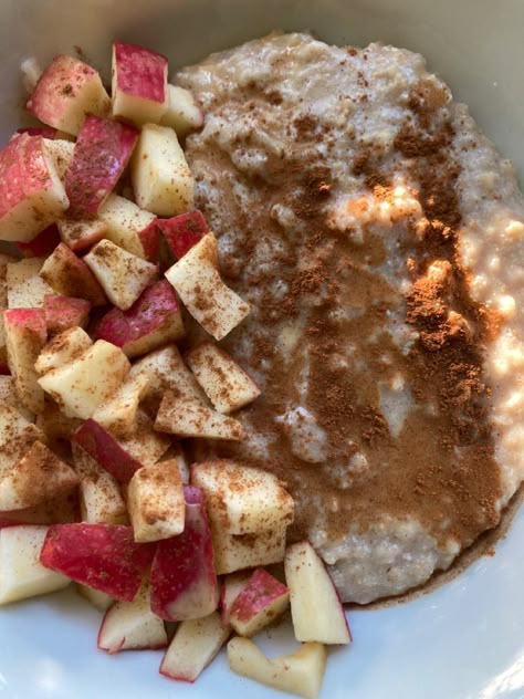 oats with vanilla protein powder and egg whites + apple, cinnamon and powdered peanut butter Cinnamon Apple Oatmeal, Oats Bowl, Oat Bowl, Apple Oats, Cinnamon Oats, Powdered Peanut Butter, Protein Oats, Apple Cinnamon Oatmeal, Yogurt Bowls