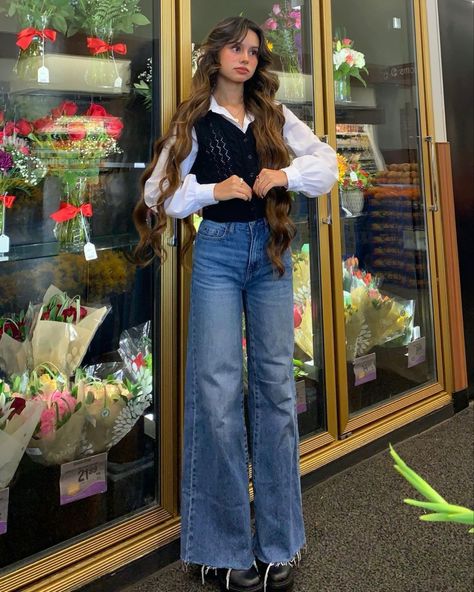 Bell Jeans Outfit, High Rise Wide Leg Jeans Outfit, Hispanic Outfits, High Rise Jeans Outfit, Blue Wide Leg Jeans, Bell Bottom Jeans Outfit, Bell Bottoms Outfit, Jeans Outfit For Work, Wide Leg Jeans Outfit