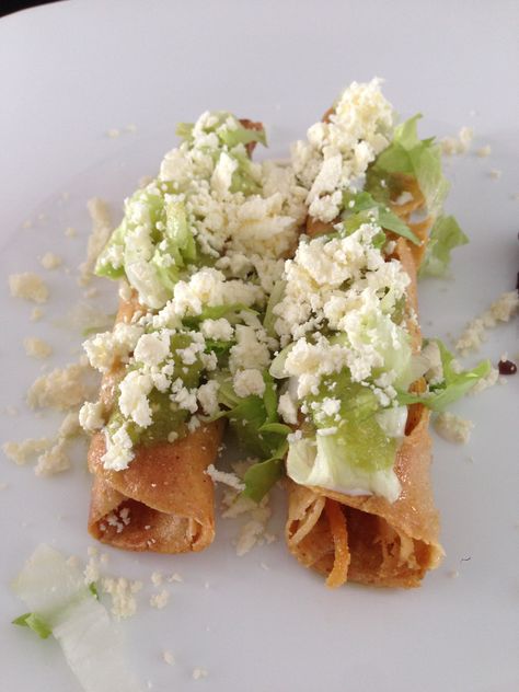 Prepara estos ricos, crujientes y deliciosos tacos dorados de pollo, me encanta comer y preparar estos tacos porque son muy mexicanos, acompáñalos con salsa verde, lechuga, queso fresco y crema. Tacos Dorados, Mexico Food, Tacos And Burritos, Mexican Dinner, Mexican Cooking, Hispanic Food, Latin Food, Mexican Food Recipes Authentic, Mexican Dishes