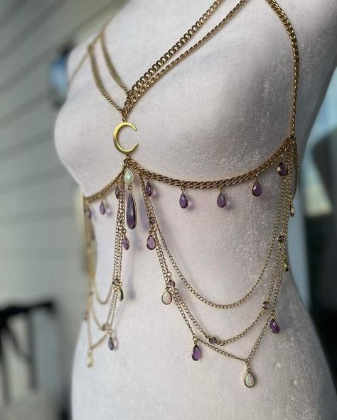 Chest Chain Body Jewelry, Diy Chain Harness, Chain Harness Outfit, Celestial Outfit Aesthetic, Goddess Inspired Outfits, Fae Clothes, Mythical Outfits, Fae Aesthetic Clothes, Fae Jewelry