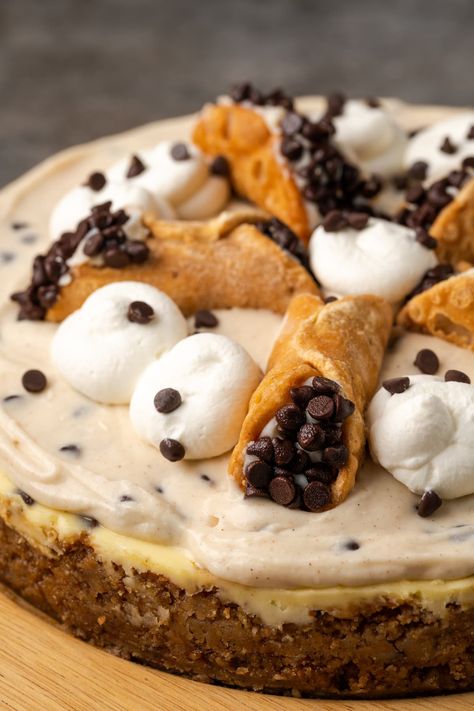 This baked cannoli cheesecake is an easy recipe inspired by the classic Italian dessert! Finished with a sweet and spiced mascarpone topping. Cannoli Cheesecake Recipe, Cannoli Cheesecake, Dutch Apple Pie Recipe, Cannoli Cake, Crumble Cookie Recipe, Chocolate Pie With Pudding, Easy No Bake Cookies, Cookies And Cups, Homemade Chocolate Pudding