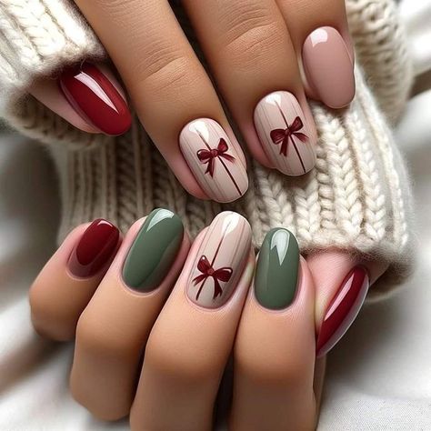 Simple Xmas Nails Red And Green, Cute Nail Art Christmas, Nail Art For Christmas Simple, Nail Red Ideas, Nail Art Ideas For Christmas, Non Christmas Nails, Winter Nail Simple, Christmas Ideas For Nails, Nail Idea For Christmas