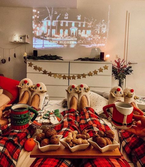 10 Best Christmas Movies To Watch With Your Kids - MOMtivational Cozy Movie Night, Tumblr Photos, Christmas Movie Night, Christmas Dreaming, Best Christmas Movies, Cosy Christmas, Wallpaper Collage, 22 December, Christmas Inspo