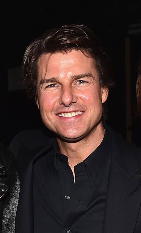 Tom Cruise Pictures, Tom Cruise Selfie 2023, Tom Cruise Selfie, Tom Cruise Smile, Casey Affleck, Airport Pictures, Cruise Pictures, Good Night Flowers, Liam Neeson