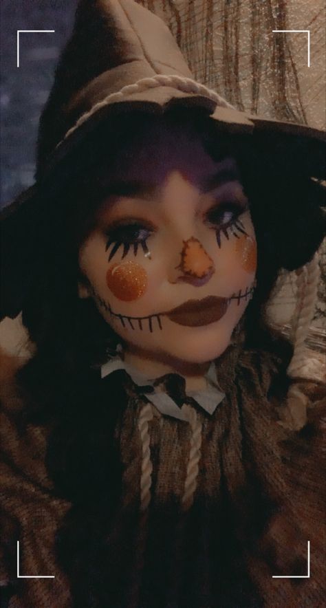 Creepy Scarecrow Costume Women, Scary Crow Costume, Womens Halloween Makeup Scary, Halloween Costume Makeup Looks, Scare Crow Costume Ideas, Scarecrow Halloween Costume Ideas, Scarecrow Halloween Makeup Cute, Female Scarecrow Makeup, Spooky Scarecrow Makeup