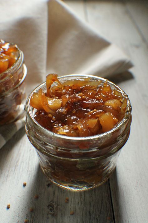 Apple Onion Chutney, Onion Jam Recipe, Broccoli Bites, Picnic Invitations, Onion Chutney, Apple Chutney, Carmelized Onions, Marmalade Recipe, Apple Jam