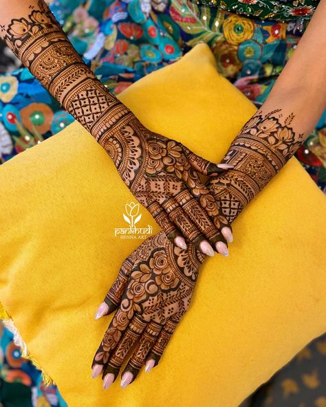 Rakhi’s beautiful bridal backhand henna ✨ 2025 bridal bookings are already open!! Send your inquiry with date and location at dimple.shah.nvs@gmail.com _____________________________________ #pankhudihennaart #henna #mehndi #mehandidesign #torontohennaartist #bramptonhennaartist #hennatattoo #mississaugahennaartist #bridetobe #bridalmehndi #hennaartist #scarboroughhennaartist #bridalhenna #mehndiartist #torontohenna #wedmegood #indianweddingbuzz #punjabiweddings #torontobridalmehndi #nat... Back Said Mehndi Design Bridal, Back Hand Unique Mehndi Designs, Mehndi Designs Back Hand Full, Back Mehendi Designs For Hands, Bridal Arabic Mehndi Designs, Bridal Mehendi Back Hand, Latest Bridal Mehandi Designs, Mehendi Design For Bride, Back Hand Mehndi Designs Bridal