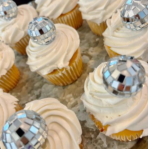 Disco Dessert Table Ideas, Mirrorball Sweet 16, Disco Party Desserts, Disco Ball Dessert Table, Disco Party Cupcakes, Sweet 16 Disco Party Ideas, Disco Themed Sweet 16, Disco Birthday Party Food, Disco Themed Snacks