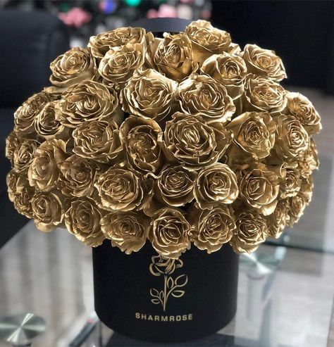 Gold Rose Bouquet, Black And Gold Roses, Prom Props, Gold Market, Golden Roses, Gold Wedding Colors, Money Flowers, Gold Roses, Luxury Wedding Decor