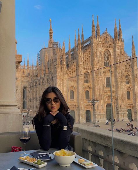 Winter Outfits Milan, Milan Duomo Photo Ideas, Milan Autumn Outfit, Milan Duomo Pictures, Photo Ideas In Milan, Milan Pics Ideas, Milano Instagram Photos, Milan Aesthetic Fashion, Milano Outfit Winter