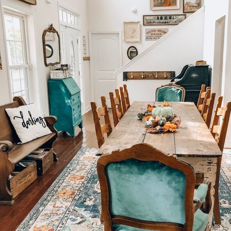 Porch Farmhouse, Natural Wood Decor, Flea Market Decorating, Fall Color Palette, Front Room, Beautiful Space, Better Homes And Gardens, Room Table, House Front