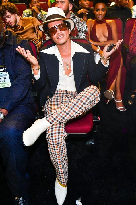 Bruno Mars's '70s Style is a Celebration of Short King Summer Disco Outfit Men, 70s Fashion Men, 70s Mens Fashion, Party Outfit Men, Disco Glam, 70s Men, Disco Fashion, Outfits 70s, 70s Inspired Fashion